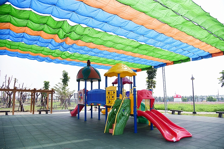 佳冬戰備跑道旁佳冬運動公園：非常適合親子旅遊中途暫停休息、運動與遊玩。