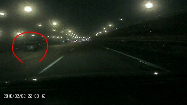 要如何提醒夜間不開燈的駕駛?