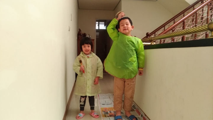 兩隻未成年小鬼動動手~《得利健康居抗甲醛乳膠漆》使用心得