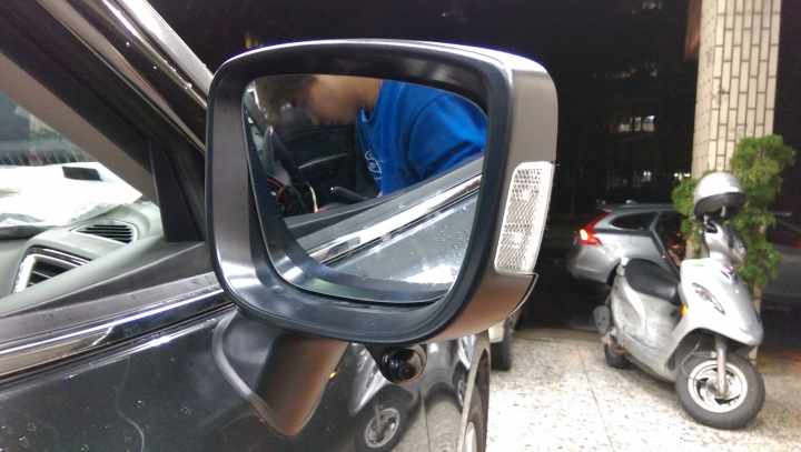 [分享]  Mazda 3安裝左右盲區鏡頭 - 搭配原廠MZD