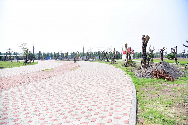 佳冬戰備跑道旁佳冬運動公園：非常適合親子旅遊中途暫停休息、運動與遊玩。