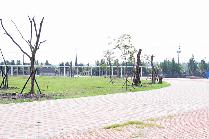 佳冬戰備跑道旁佳冬運動公園：非常適合親子旅遊中途暫停休息、運動與遊玩。