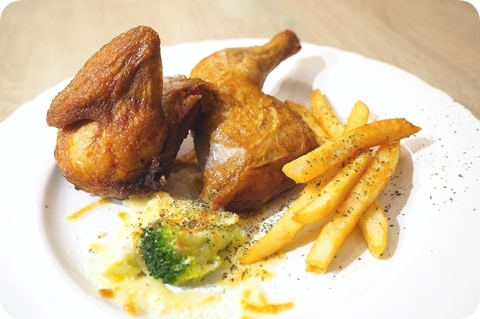 【羅東美食】 必點三星蔥青醬燉飯,還有脆皮豬腳佐酸菜套餐,全家或是三五好友聚餐好去處! ▋就是愛廚房(Just Love)
