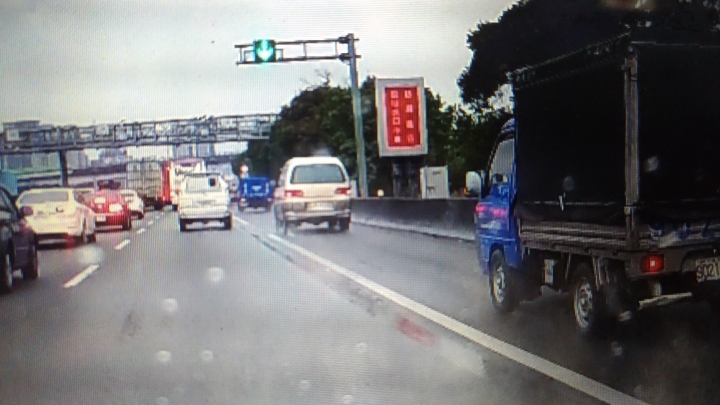 請問，匝道口，行駛路肩標示前，可以先行駛路肩嗎？謝謝