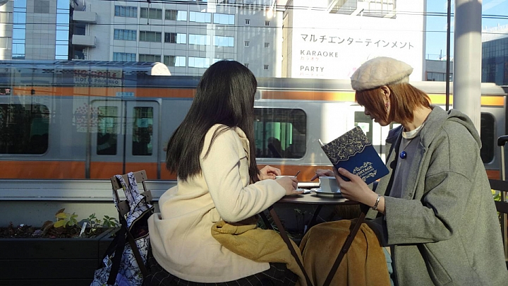 【東京】全世界離電車最近的咖啡廳！秋葉原白金魚在急駛的鐵道旁輕巧的喝杯咖啡吧