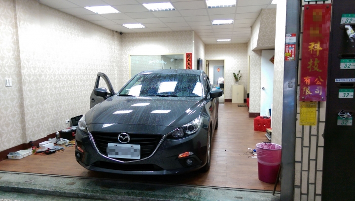 [分享]  Mazda 3安裝左右盲區鏡頭 - 搭配原廠MZD
