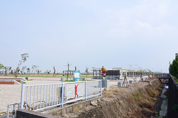 佳冬戰備跑道旁佳冬運動公園：非常適合親子旅遊中途暫停休息、運動與遊玩。