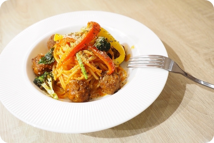 【羅東美食】 必點三星蔥青醬燉飯,還有脆皮豬腳佐酸菜套餐,全家或是三五好友聚餐好去處! ▋就是愛廚房(Just Love)