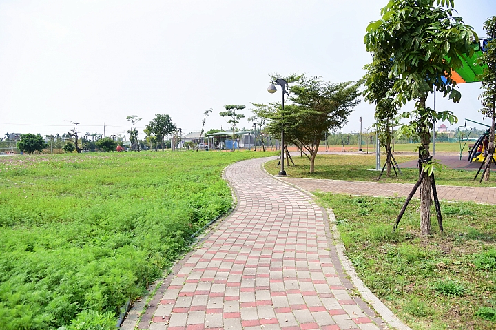 佳冬戰備跑道旁佳冬運動公園：非常適合親子旅遊中途暫停休息、運動與遊玩。