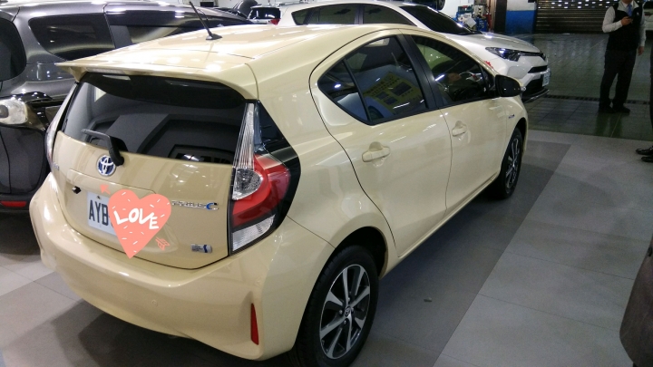 2018 Prius C 蜜糖杏開箱囉