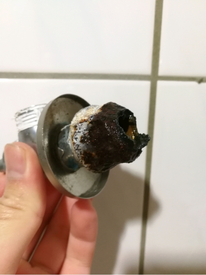 浴室熱水管線頭鏽蝕斷掉，求救！