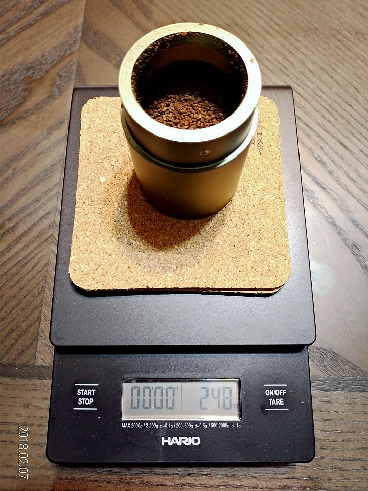 請問咖啡粉為何會沾附在手磨出粉口(有附圖)