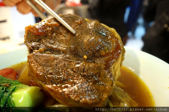 『台北美食』- 信義區忠孝東路五段．半島牛肉麵 / 台北信義區 / XO醬麵水餃