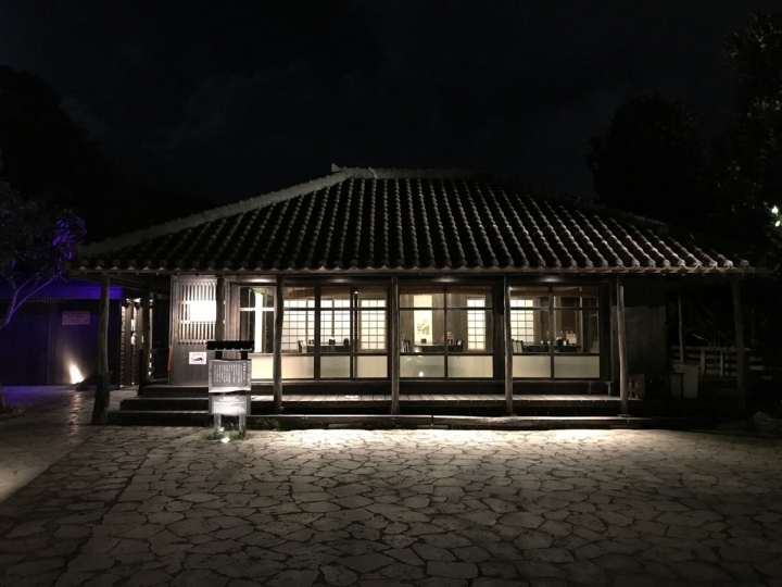 【Okinawa.走跳】古宇利島大啖海鮮丼、心型岩與百年古家大家美味Agu豬