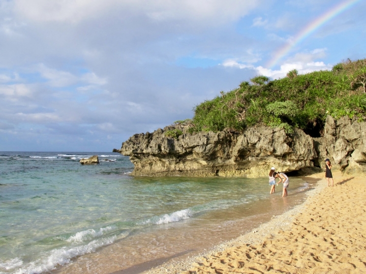 【Okinawa.走跳】古宇利島大啖海鮮丼、心型岩與百年古家大家美味Agu豬