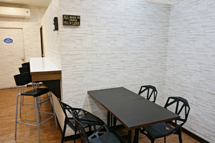 【一角兩角鹹酥雞】設內用區搭創意擺盤