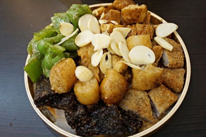 【一角兩角鹹酥雞】設內用區搭創意擺盤