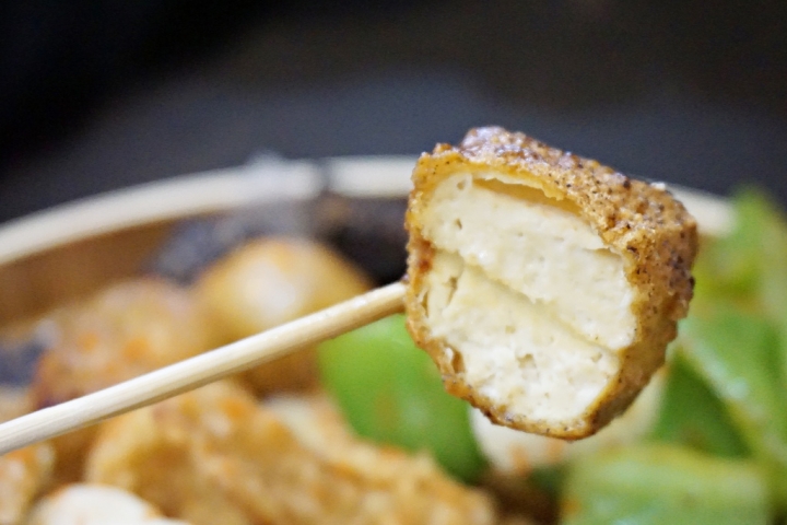 【一角兩角鹹酥雞】設內用區搭創意擺盤