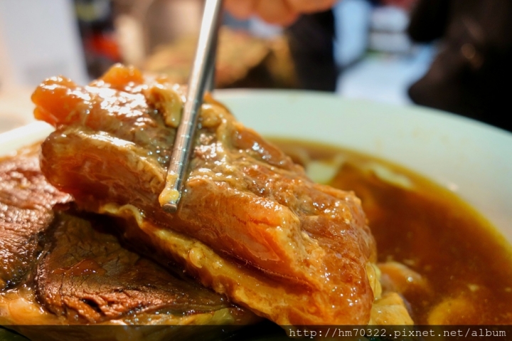 『台北美食』- 信義區忠孝東路五段．半島牛肉麵 / 台北信義區 / XO醬麵水餃