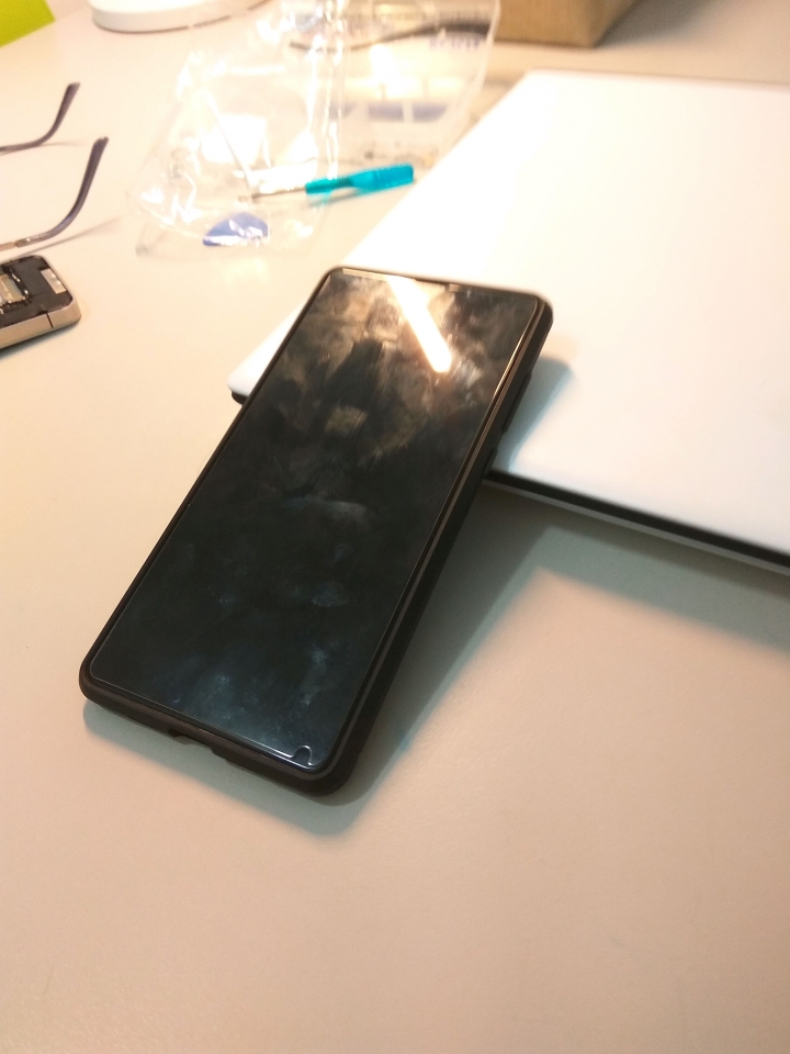 手機碰到筆電螢幕特定區域，自動鎖屏(求助)