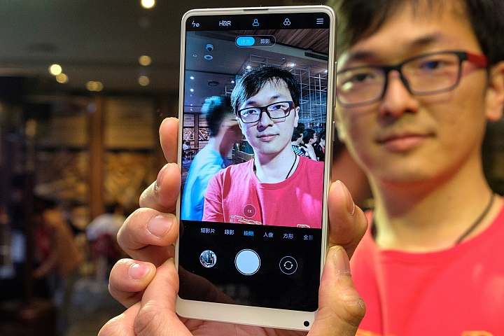 【採訪】小米MIX 2S實機圖賞 外型、拍照有感提升，台灣會有特化版