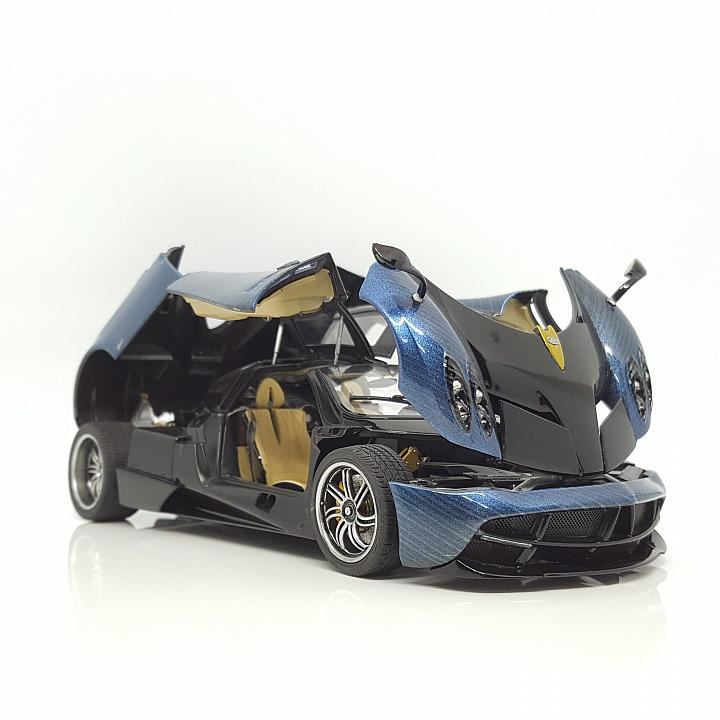 [Aoshima 1:24] 青島 風神 Pagani Huayra  對稱斜紋碳纖維 X 金屬藍（固定全開）