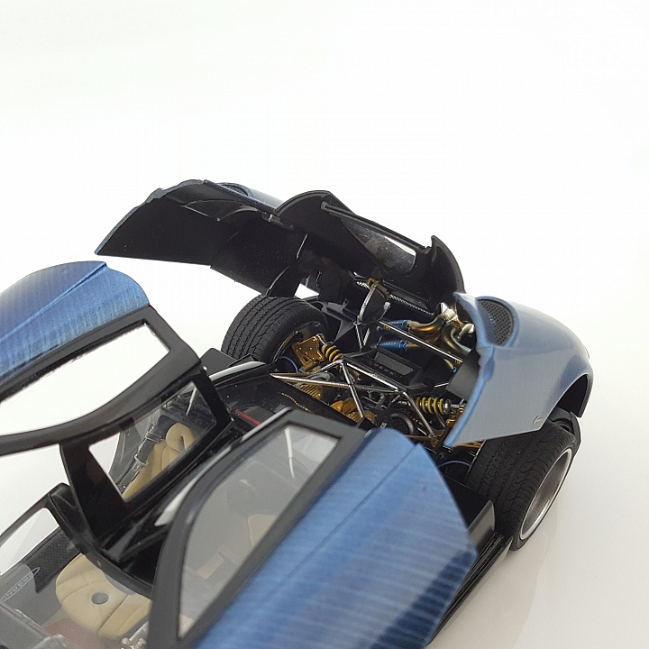 [Aoshima 1:24] 青島 風神 Pagani Huayra  對稱斜紋碳纖維 X 金屬藍（固定全開）