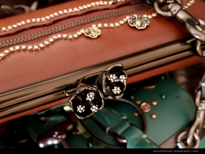 COACH 水晶裝飾口金斜背袋