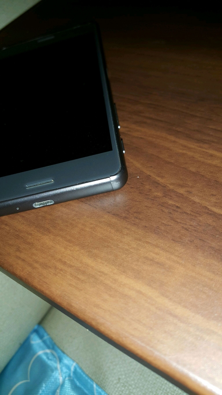 Sony X Performance 中框裂縫 疑問請教