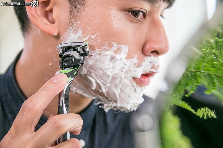 優雅的刮鬍體驗 舒適牌水次元5辨型刮鬍刀開箱實測分享