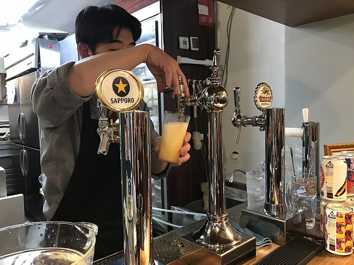 【東京都‧中野區】前往啤酒吧「麥酒大學」， 體驗行家用斟酒手法來改變啤酒口感的技術！