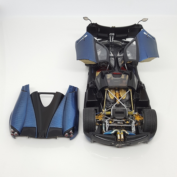 [Aoshima 1:24] 青島 風神 Pagani Huayra  對稱斜紋碳纖維 X 金屬藍（固定全開）