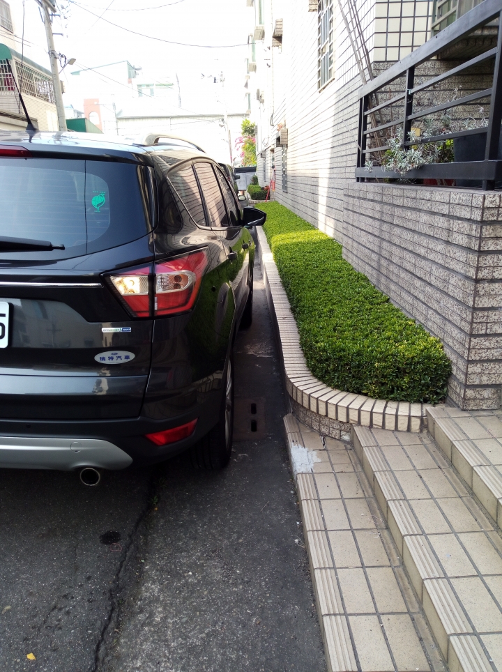 請問 kuga 倒車顯影 補助線不正的問題？