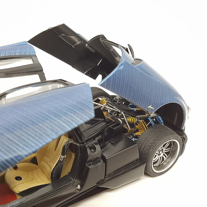 [Aoshima 1:24] 青島 風神 Pagani Huayra  對稱斜紋碳纖維 X 金屬藍（固定全開）