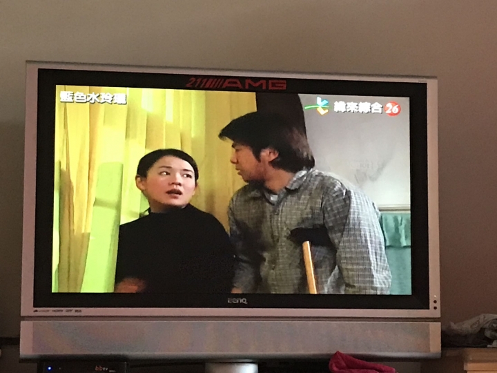 電視螢幕裡出現髒污