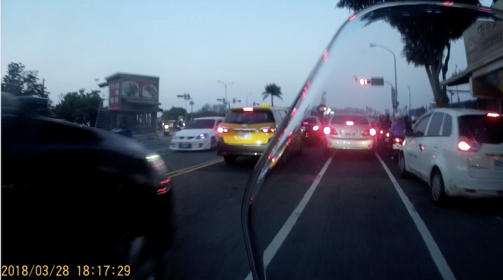 路口車多走慢車道