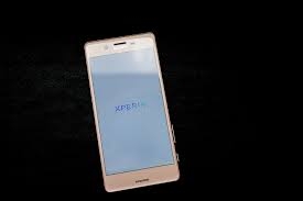 請問SONY X更新安裝完卡在白幕中間有xperia 幾十分是正常的嗎