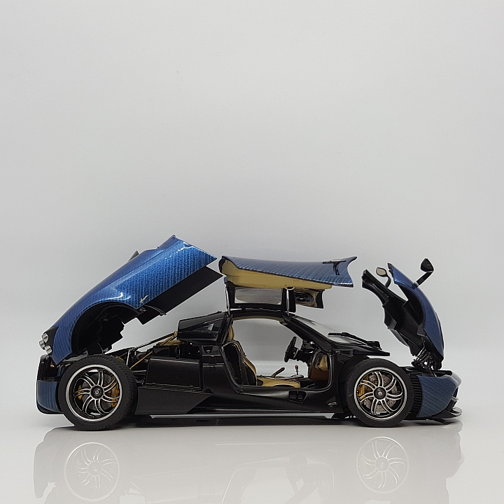 [Aoshima 1:24] 青島 風神 Pagani Huayra  對稱斜紋碳纖維 X 金屬藍（固定全開）