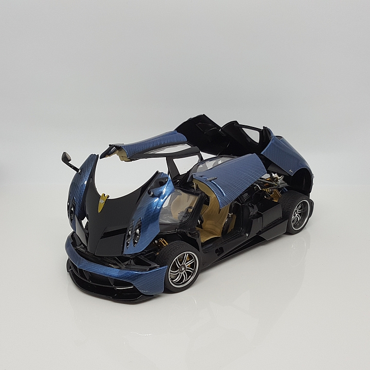[Aoshima 1:24] 青島 風神 Pagani Huayra  對稱斜紋碳纖維 X 金屬藍（固定全開）