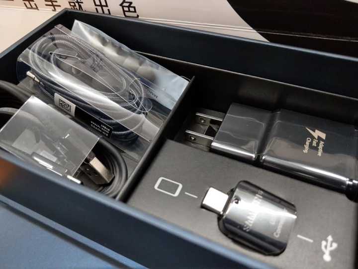 (開箱) 還是買了快三萬的S9+ ～螢幕問題請益