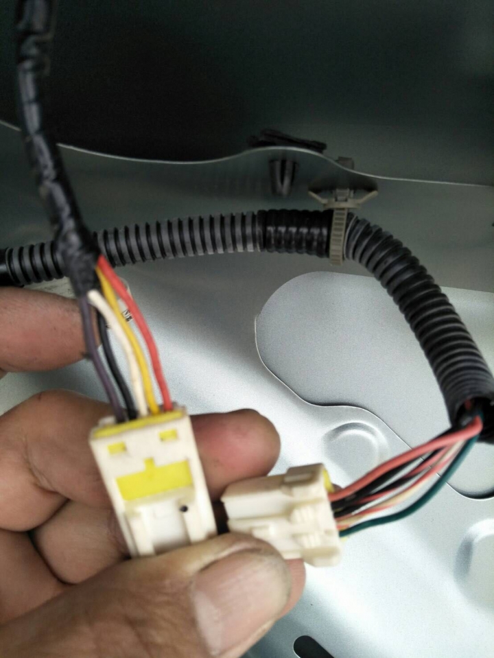 請問 2005 Teana 原廠主機的倒車影像