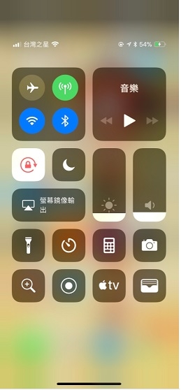 iPhone X 用 iPhone充電器 vs. iPad充電器 的 充電效能比較