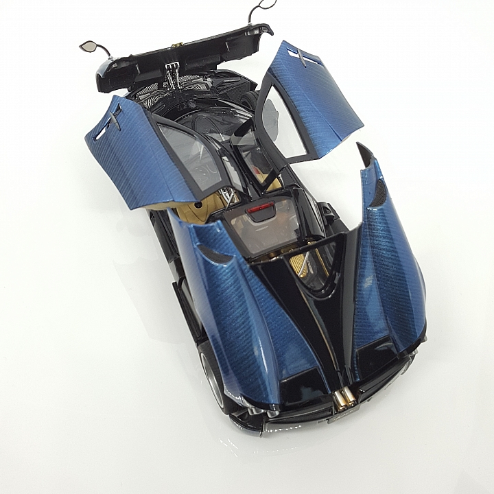[Aoshima 1:24] 青島 風神 Pagani Huayra  對稱斜紋碳纖維 X 金屬藍（固定全開）