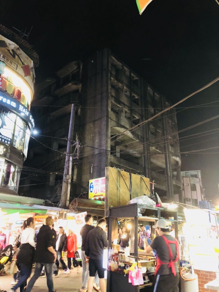 有人知道新北市永和樂華這棟空屋的八卦嗎？