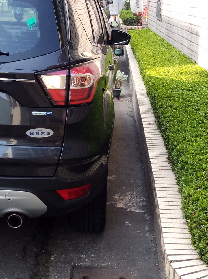 請問 kuga 倒車顯影 補助線不正的問題？