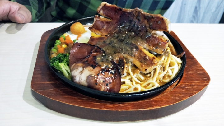 【台南平價牛排】魔力牛 牛排館｜15oz 每口都是驚喜｜平價牛排中的精品｜高CP價格超佛｜堅持不用組合肉｜