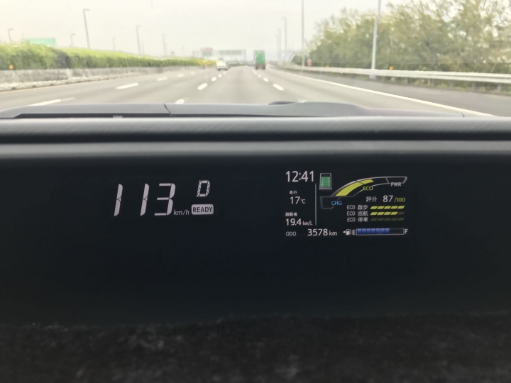 2018 年TOYOTA Prius C 微開箱及保養及油耗分享(10/21更新）