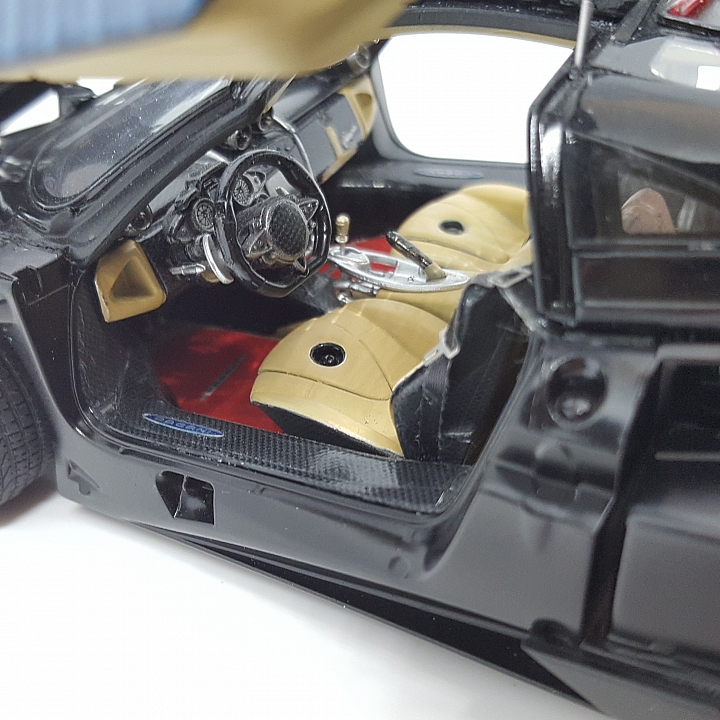 [Aoshima 1:24] 青島 風神 Pagani Huayra  對稱斜紋碳纖維 X 金屬藍（固定全開）