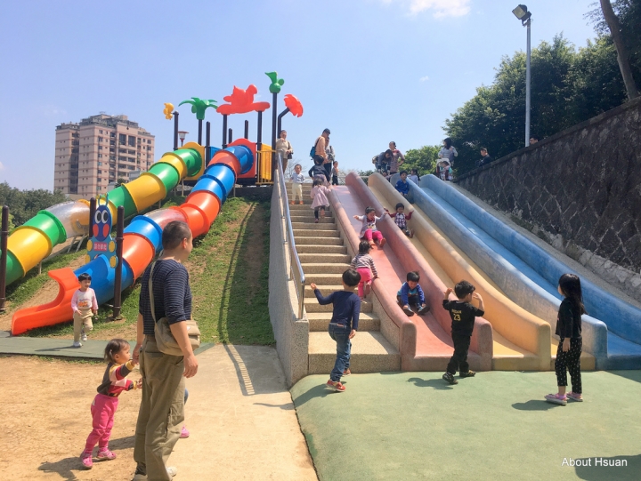 [桃園]陽明公園-磨石子和毛毛蟲溜滑梯超好玩