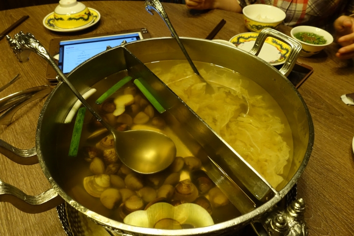 【食記】捷運忠孝敦化站/明曜百貨/東區美食。問鼎麻辣鍋養生鍋~16種哈根達斯口味吃到飽 免費美甲與按摩服務